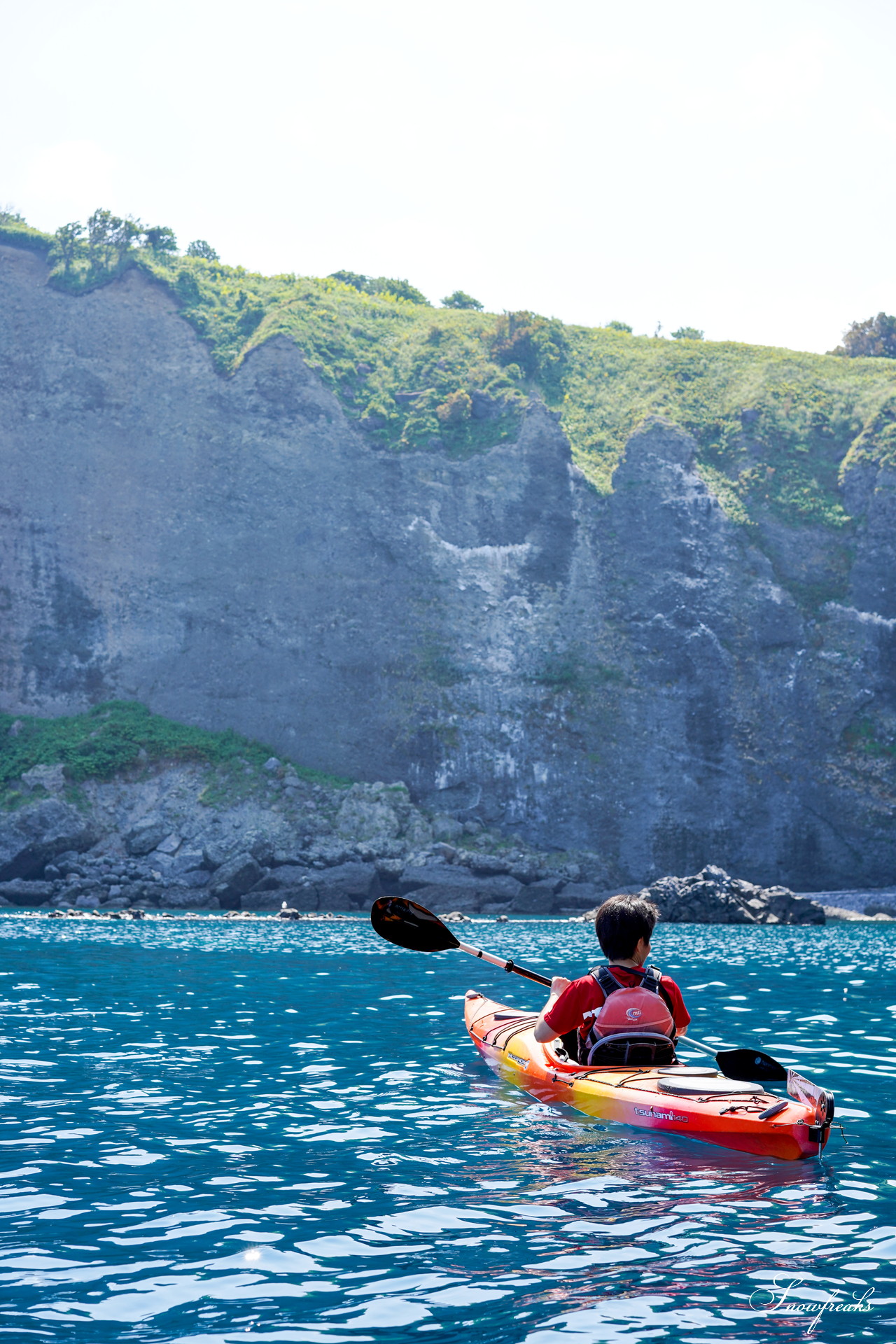 小樽市塩谷・シーカヤックガイド＆スクール遊人館 presents 真夏の北海道。尾形信さんと一緒に、のんびり『青の洞窟』ツアー(o^ー')b♪